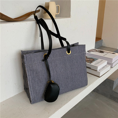 Női csíkos táska rövid bőr fogantyúval