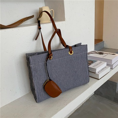 Női csíkos táska rövid bőr fogantyúval