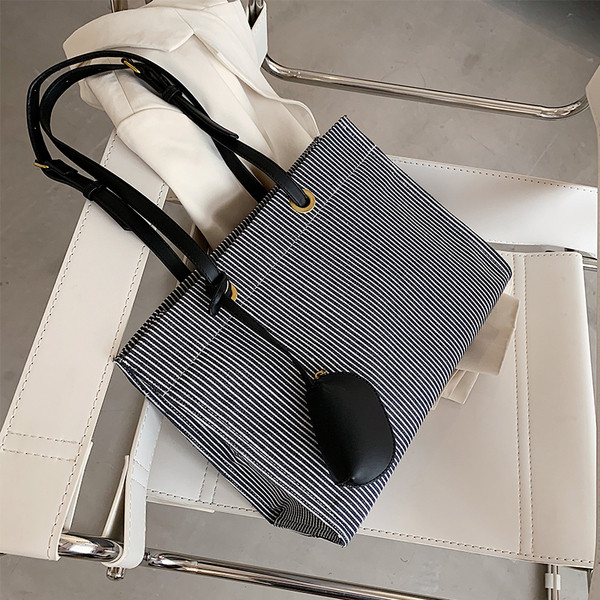 Női csíkos táska rövid bőr fogantyúval