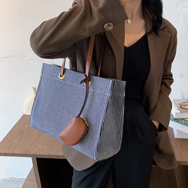 Női csíkos táska rövid bőr fogantyúval