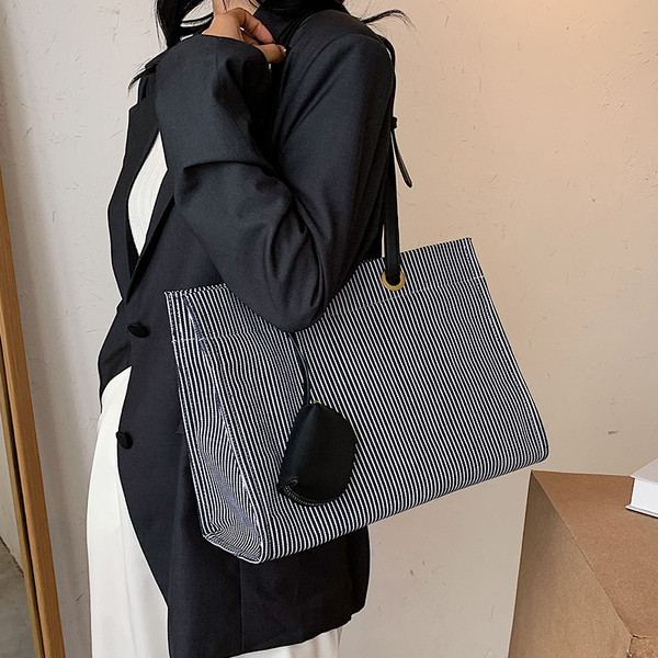 Női csíkos táska rövid bőr fogantyúval