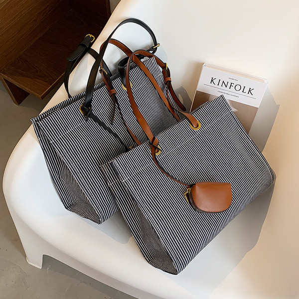 Női csíkos táska rövid bőr fogantyúval