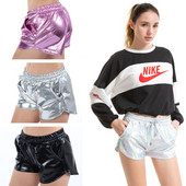 Alkalmi női rövidnadrág fényes hatással, zsebekkel