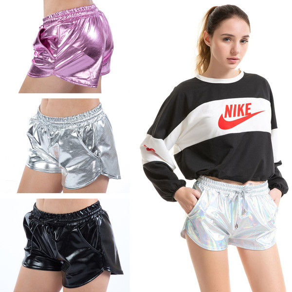 Alkalmi női rövidnadrág fényes hatással, zsebekkel