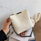 Kaasaegne pika metallketiga naistekott