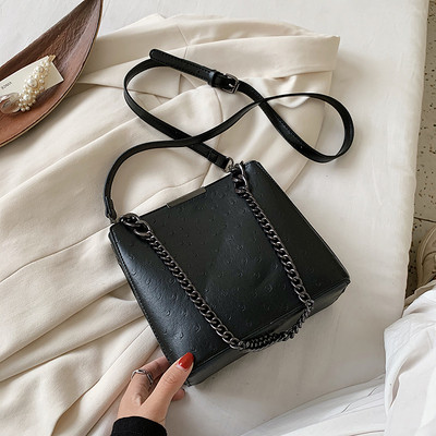 Kaasaegne pika metallketiga naistekott