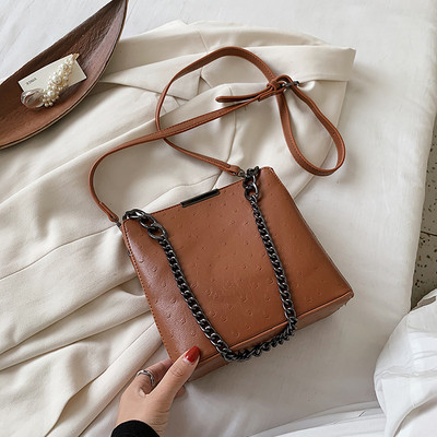 Kaasaegne pika metallketiga naistekott