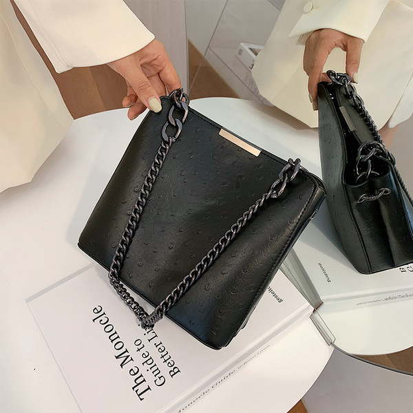 Kaasaegne pika metallketiga naistekott