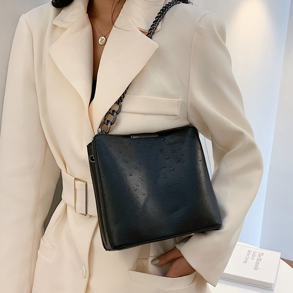 Kaasaegne pika metallketiga naistekott