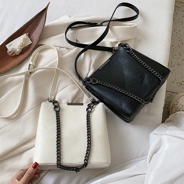 Kaasaegne pika metallketiga naistekott