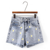 Női farmer rövidnadrág hímzéssel