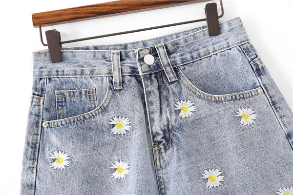 Női farmer rövidnadrág hímzéssel