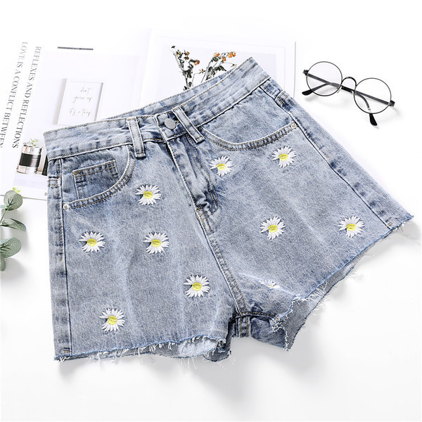 Női farmer rövidnadrág hímzéssel