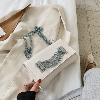 Σύγχρονη γυναικεία τσάντα με μεταλλική αλυσίδα με τετράγωνο σχήμα