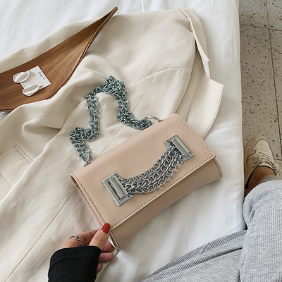 Σύγχρονη γυναικεία τσάντα με μεταλλική αλυσίδα με τετράγωνο σχήμα