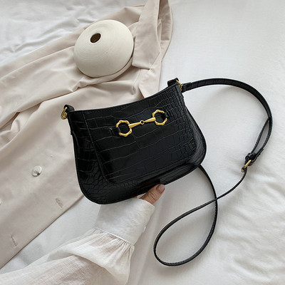 Eko bőrből készült modern női táska hosszú füllel, fém díszítéssel