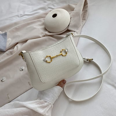 Eko bőrből készült modern női táska hosszú füllel, fém díszítéssel