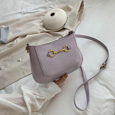 Eko bőrből készült modern női táska hosszú füllel, fém díszítéssel