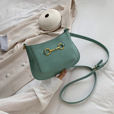 Eko bőrből készült modern női táska hosszú füllel, fém díszítéssel