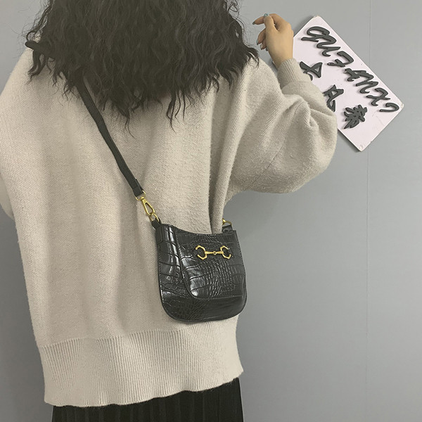 Eko bőrből készült modern női táska hosszú füllel, fém díszítéssel