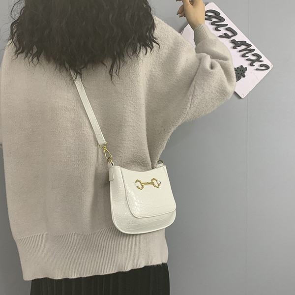 Eko bőrből készült modern női táska hosszú füllel, fém díszítéssel