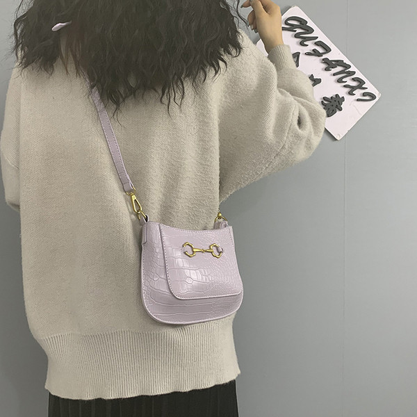 Eko bőrből készült modern női táska hosszú füllel, fém díszítéssel