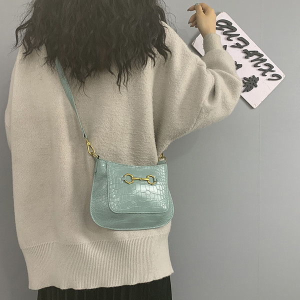 Eko bőrből készült modern női táska hosszú füllel, fém díszítéssel