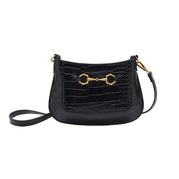 Eko bőrből készült modern női táska hosszú füllel, fém díszítéssel