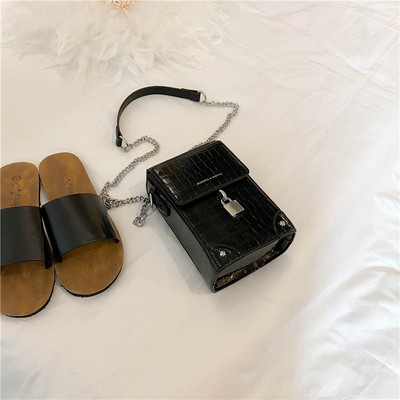 Modern női táska hosszú fém fogantyúval több színben