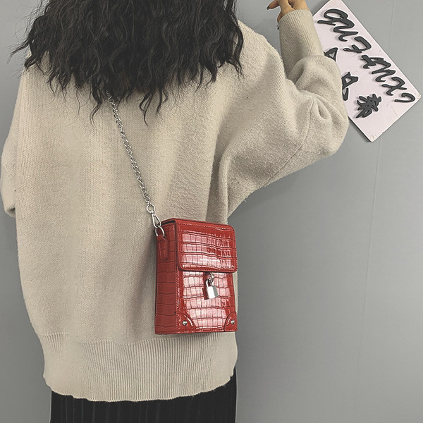 Modern női táska hosszú fém fogantyúval több színben