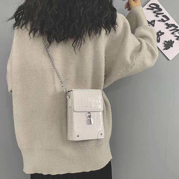 Modern női táska hosszú fém fogantyúval több színben