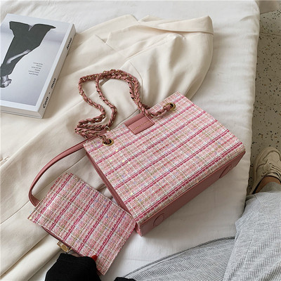 Γυναικεία καρό τσάντα με μεταλλική αλυσίδα