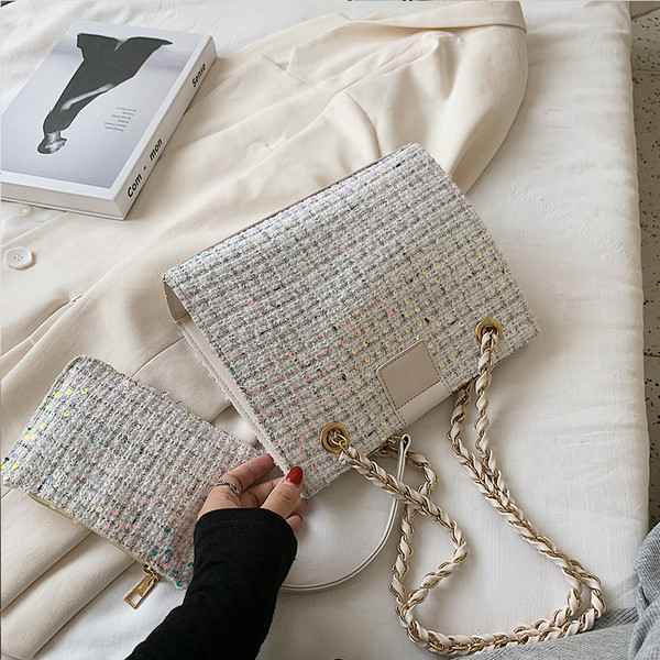 Γυναικεία καρό τσάντα με μεταλλική αλυσίδα