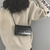 Γυναικεία έκο δερμάτινη τσάντα με μακριά λαβή και μεταλλική στερέωση