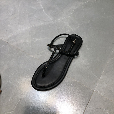 Alkalmi szandál lapos platformmal, vékony pántokkal és kövekkel