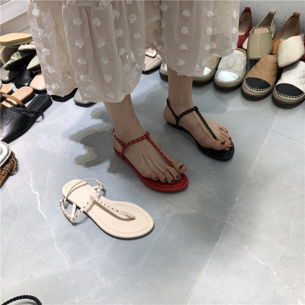 Alkalmi szandál lapos platformmal, vékony pántokkal és kövekkel