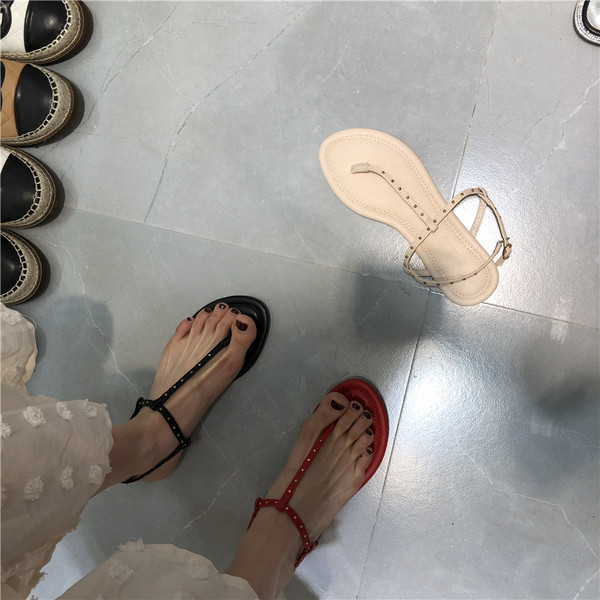 Alkalmi szandál lapos platformmal, vékony pántokkal és kövekkel