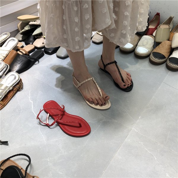 Alkalmi szandál lapos platformmal, vékony pántokkal és kövekkel