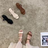 Ležerne sandale s kožnim remenom i niskom petom