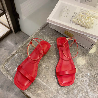 Ležerne sandale s kožnim remenom i niskom petom