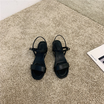 Ležerne sandale s kožnim remenom i niskom petom