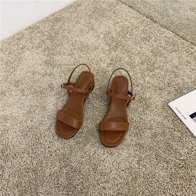 Ležerne sandale s kožnim remenom i niskom petom