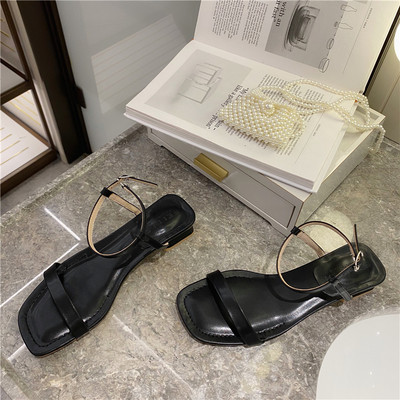 Ležerne sandale s kožnim remenom i niskom petom