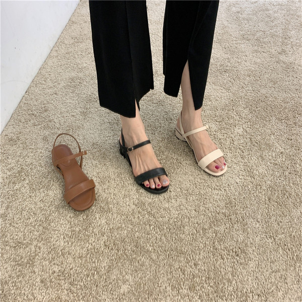 Ležerne sandale s kožnim remenom i niskom petom