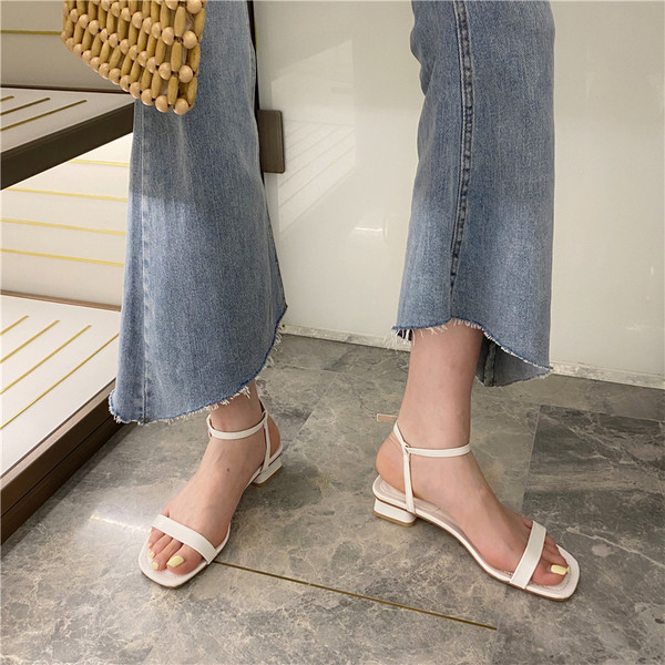 Ležerne sandale s kožnim remenom i niskom petom