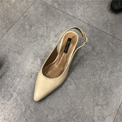 Hegyes modell női műbőr szandál