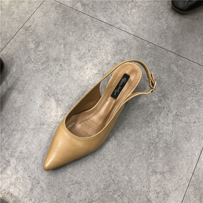 Hegyes modell női műbőr szandál