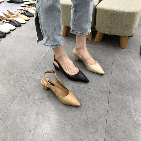 Hegyes modell női műbőr szandál