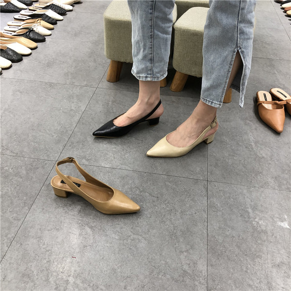 Hegyes modell női műbőr szandál