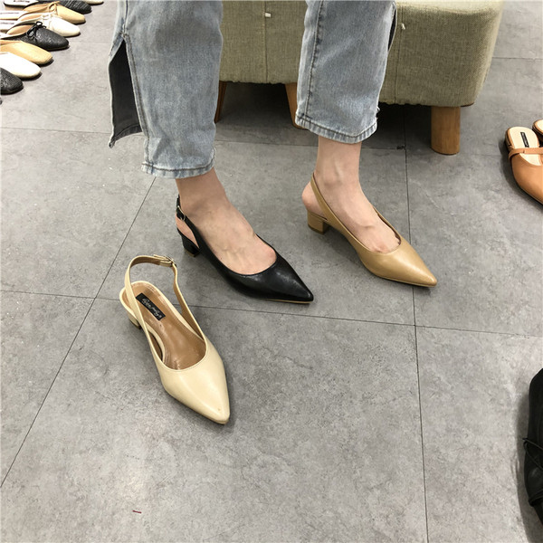 Hegyes modell női műbőr szandál